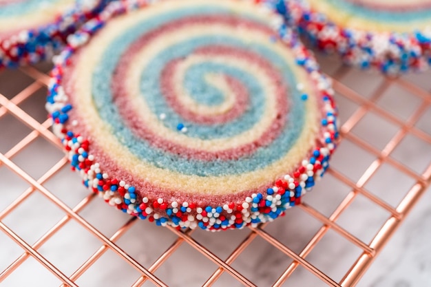 detail vyšívanej výšivky v kruhu